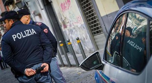 Choc a Napoli, immigrato ferito da un'auto in corsa: «Sparavano e ridevano»