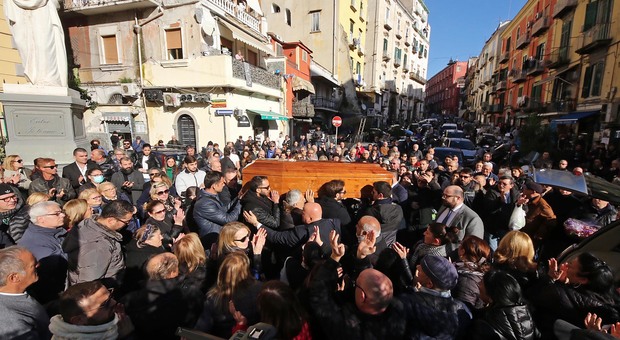 Commerciante morto d'infarto per rapina a Napoli, il pm: 12 anni al ladro