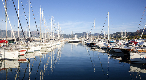 Salerno, a Marina d’Arechi c'è Seabin per la raccolta di plastica in mare