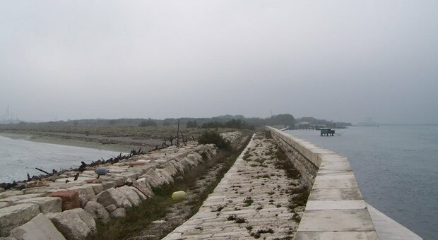 Il Murazzo di Pellestrina, che separa il mare dalla laguna di Venezia