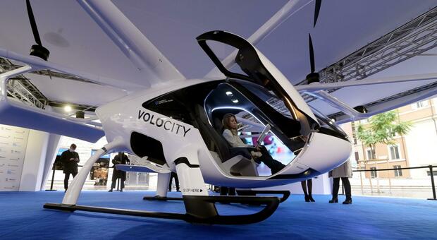Fiumicino, “Volocopter” ha effettuato il primo test: in elicottero dall'aeroporto a Roma con il «taxi volante»