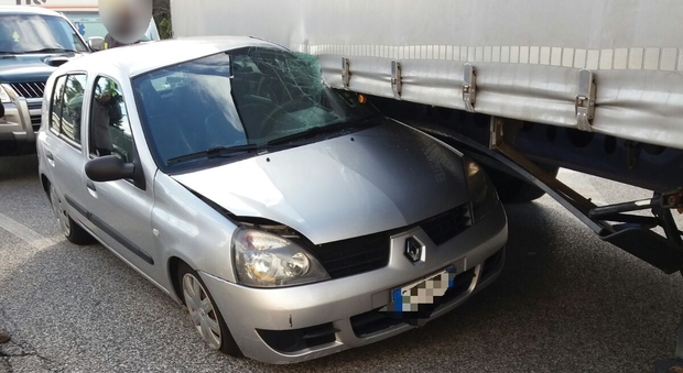 La vettura finita sotto il rimorchio del camion sulla statale Pontebbana a Gemona