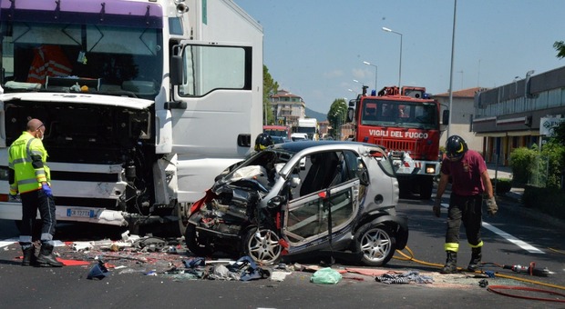 L'incidente in Pontebbana tra una Smart e un camion