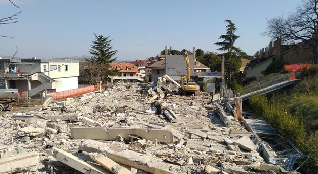 La struttura di Folignano rasa al suolo dopo il crollo