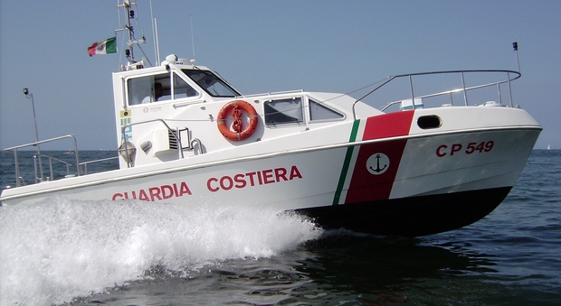 Gommone si ribalta a Gaeta, salvati in cinque dalla Guardia Costiera