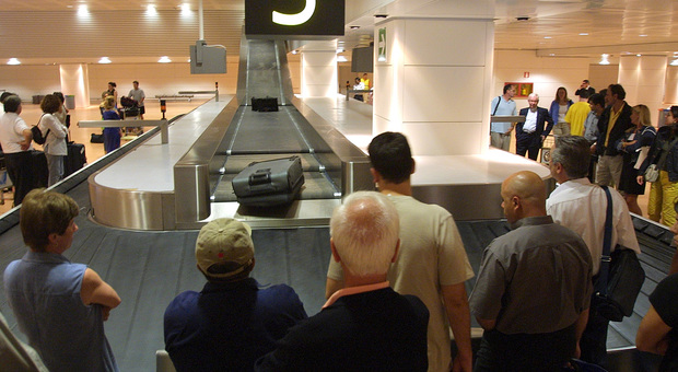 Rubava dalle valigie dei viaggiatori, denunciato addetto dell'aeroporto