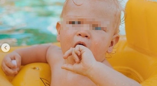 Chiara Ferragni, la tenera foto di Leone in piscina. I fan notano un particolare: «Ma è dipendente?»