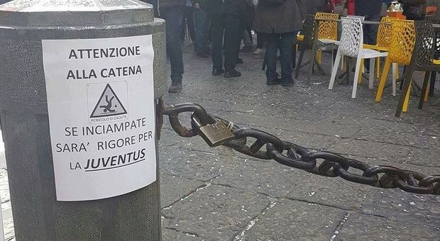 «Se inciampate nella catena è rigore per la Juve», l'ironia corre a Napoli