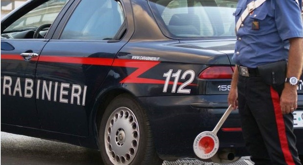 Rieti, carabinieri denunciano giovane con coltello nell'auto e scovano un pregiudicato