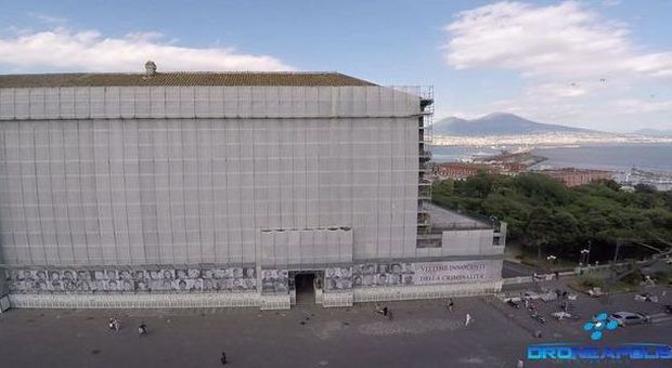 Napoli, 12mila palazzi a rischio crollo. Il Comune: colpa dei condomini | Video dal drone: la città «impacchettata»