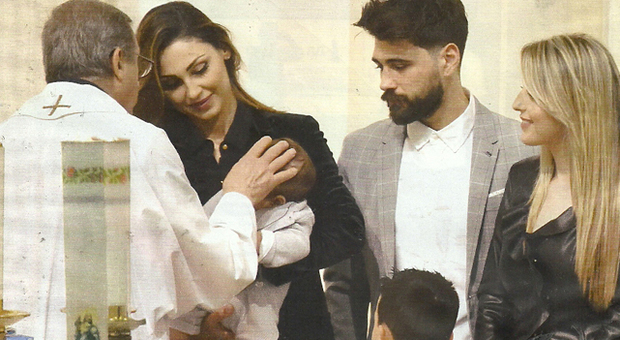 Anna Tatangelo e il figlio Andrea al battesimo del nipote Francesco a Sora