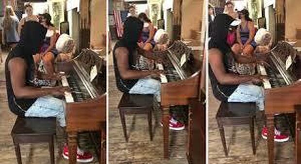 Chiede di suonare un pianoforte in un negozio, il suo video diventa virale e il proprietario gli regala uno Steinway