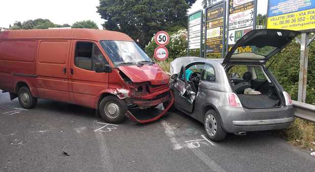 Incidente stradale tra auto e un furgone a Velletri, tre feriti e Appia in tilt