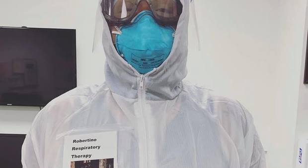 Coronavirus, il medico attacca una sua foto sorridente al camice per i pazienti: «Un sorriso rassicurante può fare la differenza»