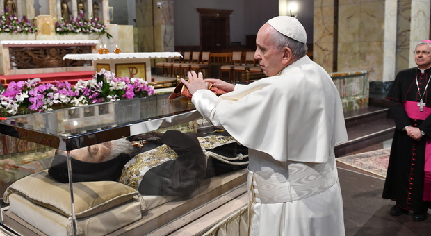 In migliaia per papa Francesco a San Giovanni Rotondo: «Preghiera, piccolezza e sapienza»