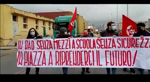 Napoli, caos totale della circolazione tra manifestazioni di disoccupati e studenti