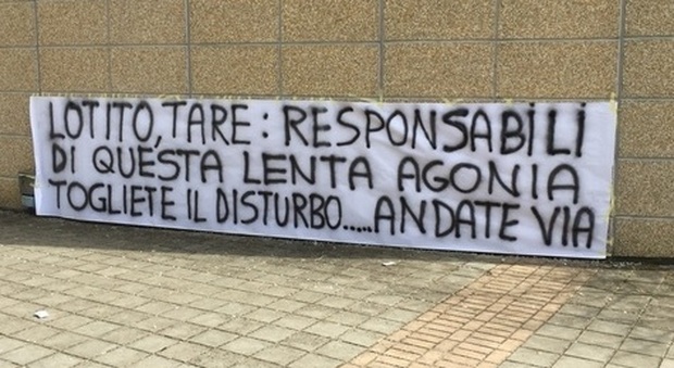 Lazio, contestazione a Norcia: tifosi chiedono le dimissioni di Lotito e Tare