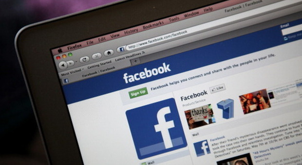 «Sei gay», deriso su Facebook aperta inchiesta sul suicidio del 15enne L'ultimo saluto della mamma su internet