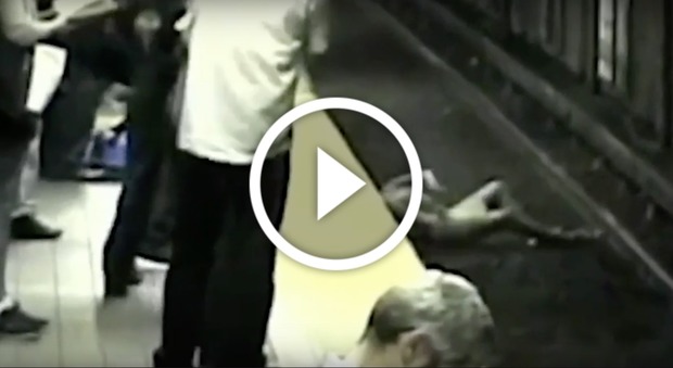 Ragazza di 18 anni sviene mentre aspetta la metro e cade sui binari, un uomo la salva così (YouTube)