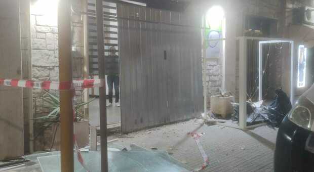 Bomba carta davanti al negozio di ottica: esplode la vetrata. Paura in centro