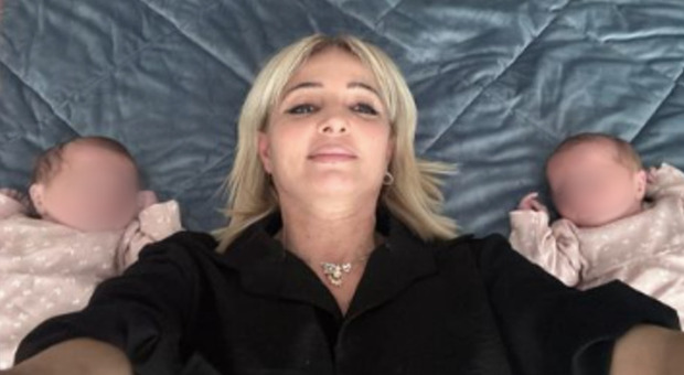 Veronica Peparini, il selfie con le gemelline: «Chi è la più stanca?»