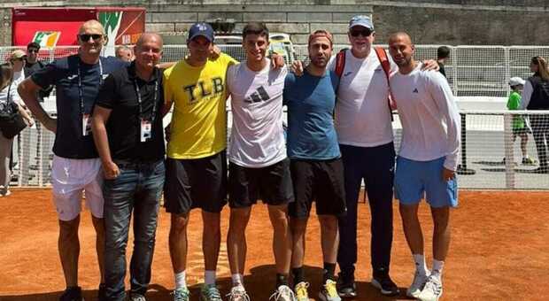 Luca Nardi e il suo nuovo team, foto tratta da Instagram