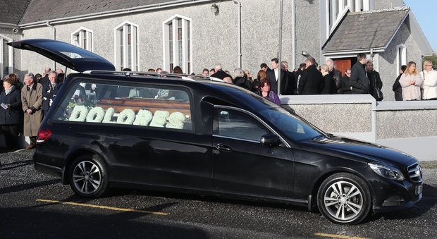 Dolores O'Riordan, in centinaia ai funerali della cantante dei Cranberries
