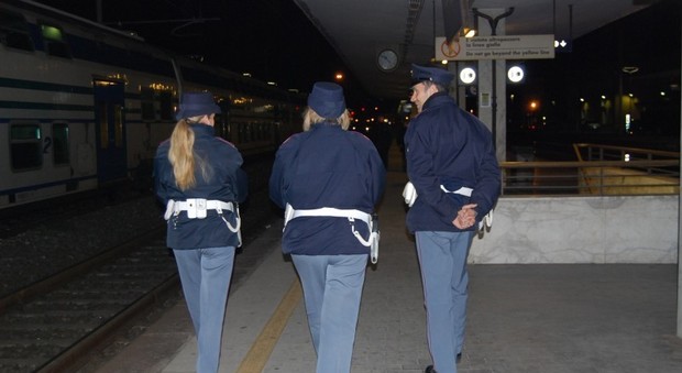 Evade dagli arresti domiciliari a Pesaro, la Polfer lo sorprende alla stazione di Ancona
