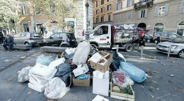 Rifiuti a Roma, ultimatum di Ama alle ditte: «Più mezzi sulle strade»