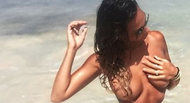 Sarah Nile, foto in topless su Instagram e il social la banna