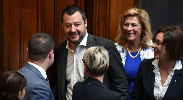 Migranti, Salvini alla Camera torna ad attaccare Macron: «Fa il matto perchè è impopolare»