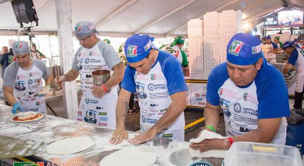 Oltre 11mila pizze in 12 ore, gli argentini battono così il record italiano