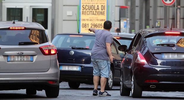Napoli, parcheggiatore viola il divieto di avvicinarsi alla stazione: arrestato