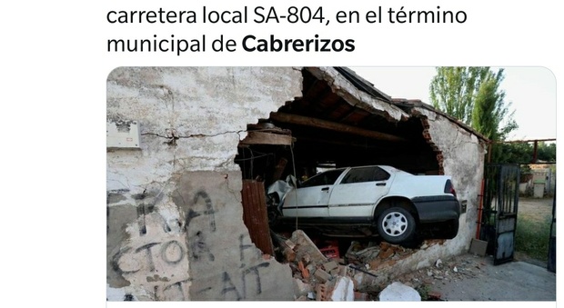 Ubriaco al volante, sfonda il muro ed entra con l'auto in una casa: terrore in Spagna