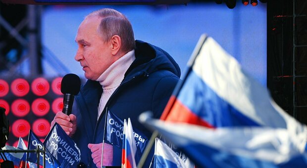 Putin e la folla adorante allo stadio: «Spettatori pagati o costretti ad andare in pullman»