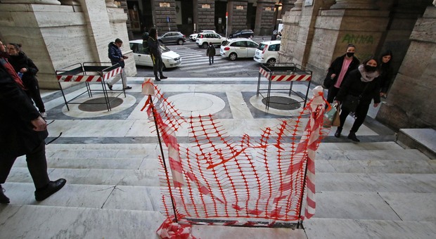 Galleria Umberto I di Napoli, pavimenti in frantumi: tempi lunghi per i lavori di recupero