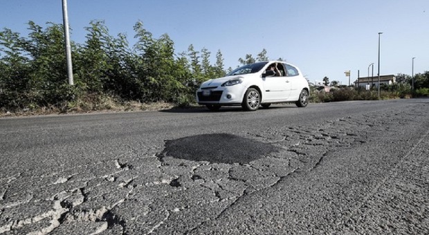 Schianto mortale in moto: «Troppe buche nell'asfalto, Anas è corresponsabile»