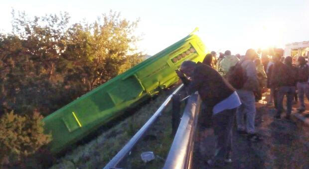 Bus in una scarpata, un morto e almeno 14 feriti: lo schianto dopo un incidente con 5 auto sull'autostrada A16 Napoli-Canosa