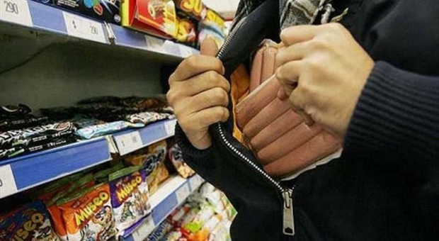 Tenta di rubare generi alimentari da un supermercato, scatta l'allarme e si dà alla fuga