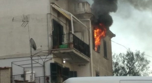 In fiamme l'appartamento, anziano intossicato: evacuata tutta la palazzina
