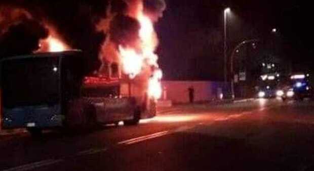 Roma, bus Atac in fiamme sul grande raccordo anulare: l'autista si mette in salvo, traffico rallentato