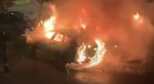 Incendio a Battipaglia, quattro auto distrutte dalle fiamme