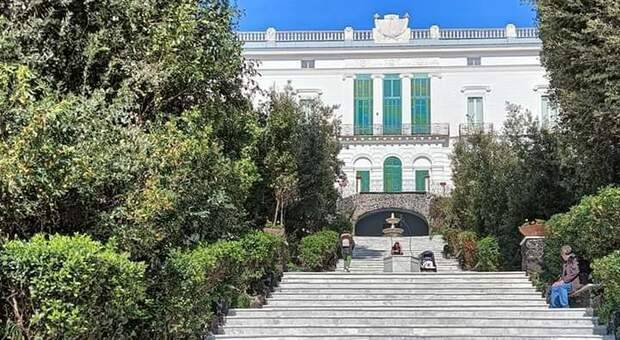 Villa Floridiana, torna a splendere lo scalone del Belvedere, dopo il restauro