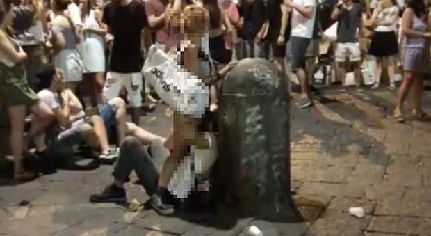 Sesso in piazza nel cuore di Napoli il pudore perduto nel centro storico