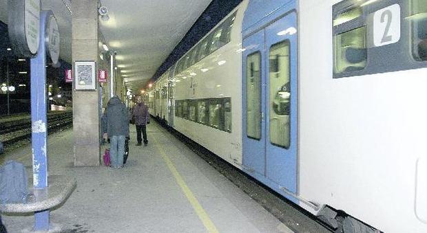 Genitori in trappola nel treno diretto a Vienna: il bimbo resta solo sul binario