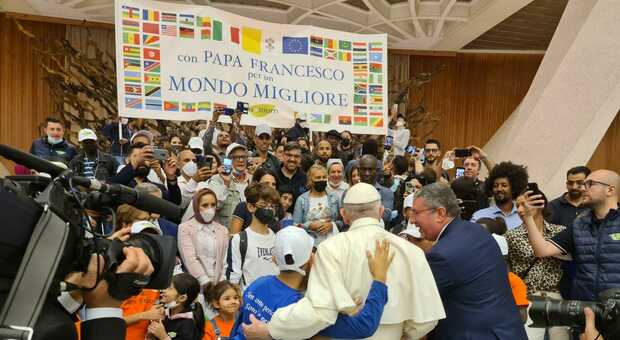 Papa solidale coi lavoratori della coop sfrattata dai religiosi Oblati per dare l'immobile alla Croce Rossa