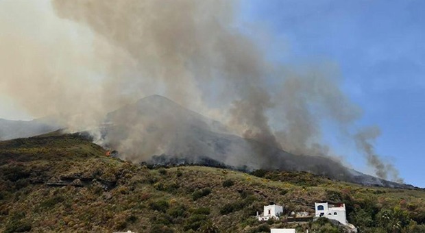 Stromboli, paura per un vasto incendio: «Forse fiamme partite dal set della fiction con Ambra Angiolini»
