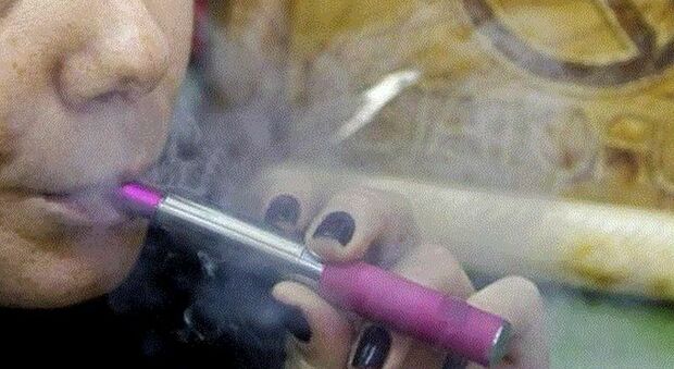 Nelle sigarette elettroniche nascondeva 20 dosi di crack e coca: 19enne patteggia la pena