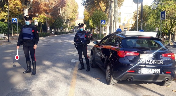 Foligno, litiga con la moglie e aggredisce i carabinieri: arrestato 47enne