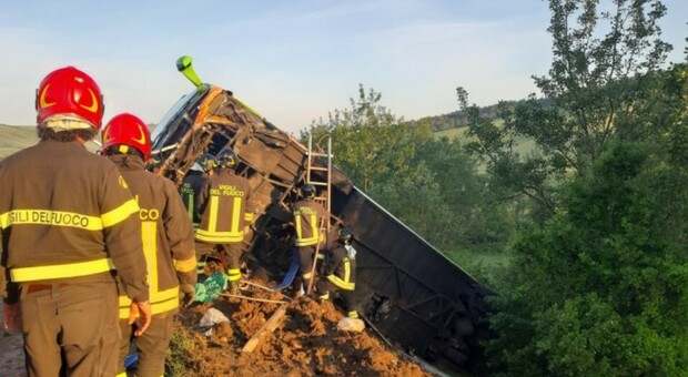 Bus in una scarpata, un morto e almeno 14 feriti: lo schianto dopo un incidente con 5 auto sull'autostrada A16 Napoli-Canosa